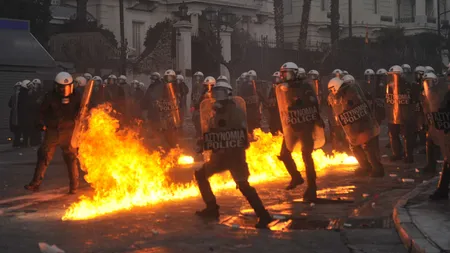 Austeritatea a făcut din Grecia teatru de război între poliţie şi protestatari