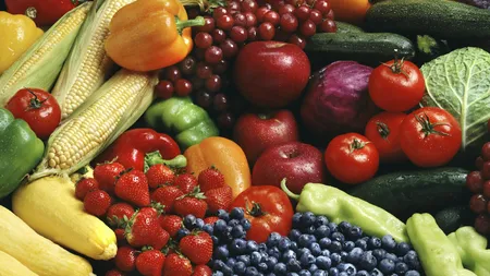 Cum poţi evita produsele contaminate cu pesticide. Află care sunt cele mai toxice fructe şi legume