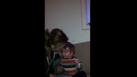 Alicia Silverstone îşi hrăneşte bebeluşul cu gura, ca păsările VIDEO