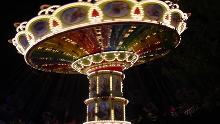 O fetiţă de numai trei ani cade din carusel, într-un parc de distracţii din Texas VIDEO
