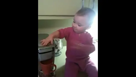 Un bebeluş îi face cafea mamei sale VIDEO
