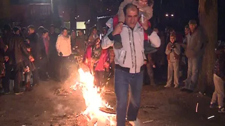 Copiii iranieni sunt trecuţi prin foc înainte de Revelion. Vezi de ce VIDEO