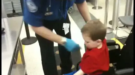Exces de zel pe aeroport: Un copil de trei ani, controlat la sânge de securitate VIDEO