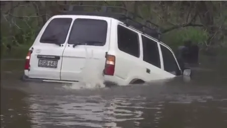 A traversat albia unui râu cu jeep-ul VIDEO