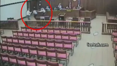 Un infractor se joacă leapşa cu poliţiştii într-un tribunal din Ohio VIDEO