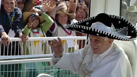 Papa Benedict i-a surprins pe mexicani: şi-a luat sombrero