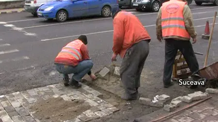 Gropile din asfalt, acoperite cu pietriş şi pavele VIDEO