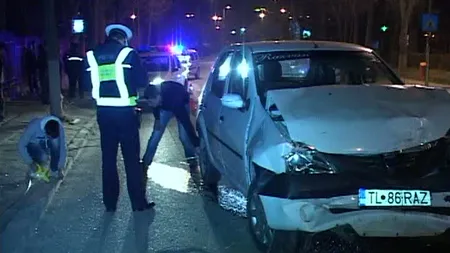 Un poliţist din Tulcea a intrat cu maşina într-un autobuz plin cu pasageri VIDEO
