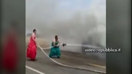 Pompieri îmbrăcaţi în rochii, la stingerea unui incendiu VIDEO