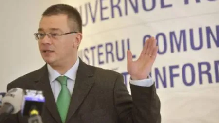 Ungureanu îl atacă pe Ponta: Înapoi la şcoală! Măcar să citim un pic