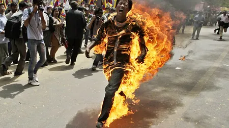 Imaginea zilei: Protest incendiar al unui tibetan la New Delhi