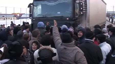 Drumul European 85 a fost blocat de 150 de oameni, supăraţi pe o firmă privată de transport VIDEO