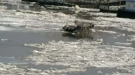 Pontonul Primăriei Tulcea a fost smuls de o banchiză de gheaţă de pe Dunăre VIDEO