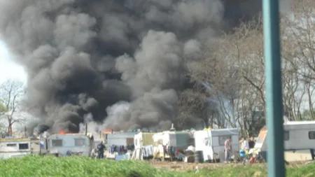 Tabără de romi, distrusă în incendiu în Franţa