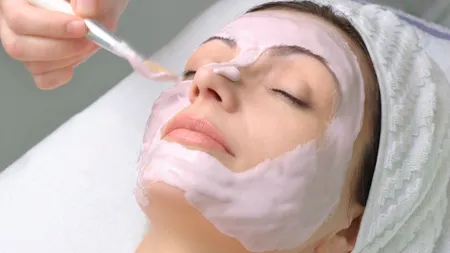 Gata cu tenul gras! Şase remedii naturale pentru a scăpa de pielea lucioasă