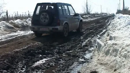 Un drum judeţean din Vrancea arată ca o uliţă de ţară, cu şanţuri în mijlocul şoselei