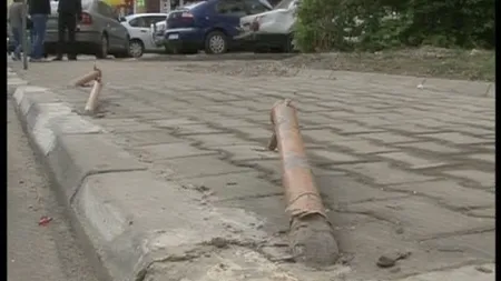 O beizadea din Târgu Jiu a lovit cu maşina două tinere pe trotuar VIDEO