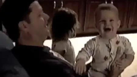 Un bebeluş adorabil imită strănutul tăticului său VIDEO