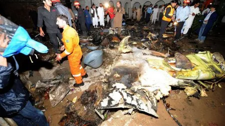 Un avion s-a prăbuşit în Pakistan. Autorităţile: nu sunt şanse să existe supravieţuitori VIDEO