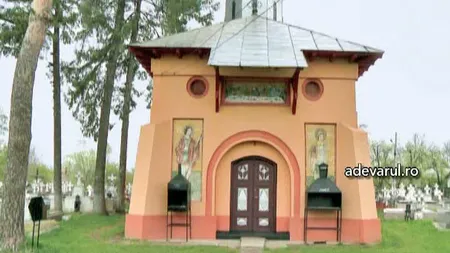 Bisericile din Dâmboviţa au fost vopsite în portocaliu