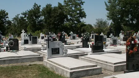 O femeie l-a dat în judecată pe preotul comunei, pentru că cimitirul e prea aproape de casa ei