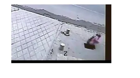 Ce ţi se poate întâmpla când vorbeşti pe stradă la telefon VIDEO