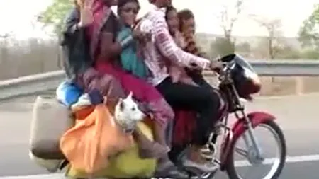 Câţi oameni, câini şi bagaje au loc pe o motocicletă VIDEO