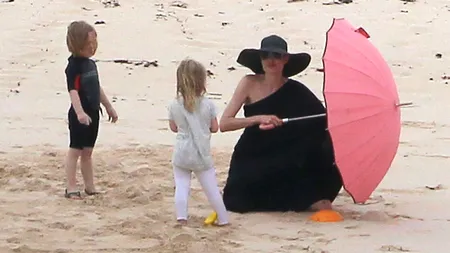 Brad Pitt şi Angelina Jolie s-au distrat cu copiii pe o plajă din Insulele Galapagos FOTO