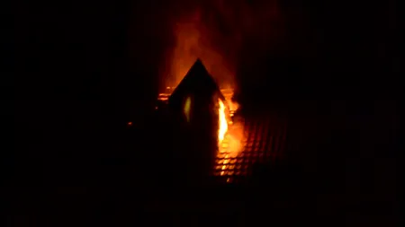 Incendiu în noaptea de Înviere. Locatarii unui bloc din Timişoara au fost evacuaţi VIDEO