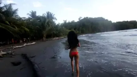 Extrem de sexy. Inna aleargă pe plajă în costum de baie VIDEO