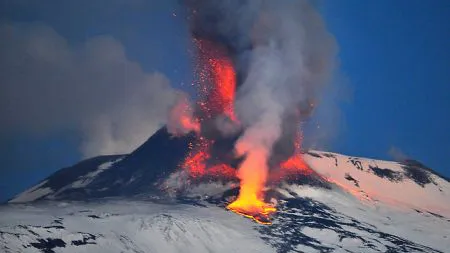 Vulcanul Etna erupe din nou, pentru a şasea oară în 2012