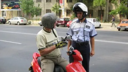 Cei care conduc mopede din ianuarie 2013 fără permis se vor alege cu dosar penal