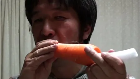 Face muzică din legume. Un asiatic cântă la varză şi la morcovi VIDEO