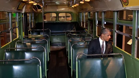 Ziua în imagini: Obama, singur cu autobuzul