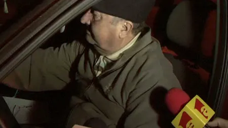 Pensionarul chefliu. Ascultă muzică şi bea bere în maşina avariată de furtună VIDEO