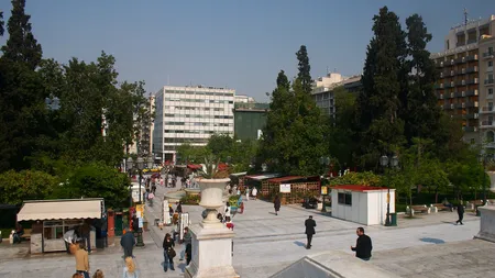 ŞOCANT. Un bătrân s-a sinucis în piaţa centrală a Atenei