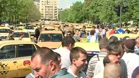Revolta galbenă. Sute de taximetrişti au blocat Piaţa Constituţiei FOTO VIDEO