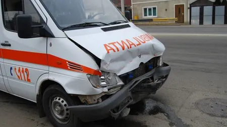 Un vasluian a fost lovit de o ambulanţă aflată în misiune