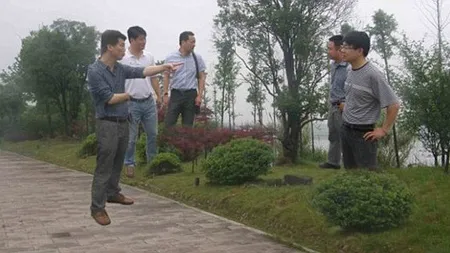 Cel mai PROST trucaj foto: Chinezii levitează deasupra tufişurilor FOTO