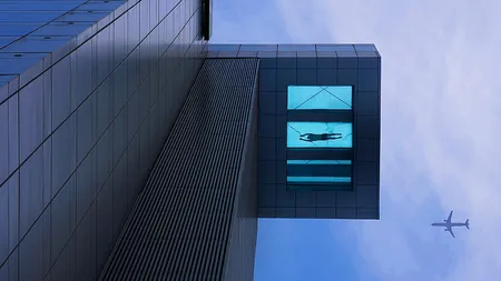 Ai curajul să înoţi într-o piscină cu fundul de sticlă, suspendată în aer? FOTO