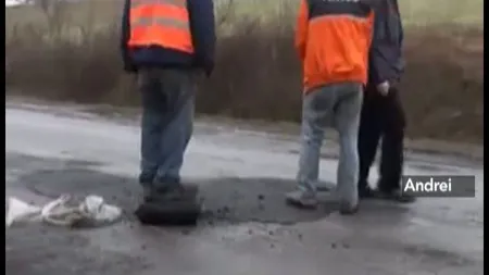 În 2012, asfaltăm străzile ca în 1939: Cu lopeţile sau chiar cu piciorul VIDEO