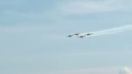 Show aviatic la Cluj-Napoca, cu acrobaţii şi salturi cu paraşuta FOTO VIDEO
