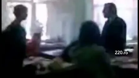 VIOLENŢĂ ÎN ŞCOLI. Un profesor şi-a strâns elevul de gât VIDEO