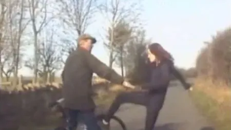 A bruscat un biciclist, apoi a anunţat Poliţia că a fost atacată de acesta VIDEO