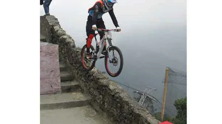 Coborâre infernală, la limita nebuniei. Cel mai periculos concurs de mountain bike VIDEO