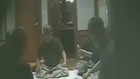 Călugări budişti, surprinşi jucând poker, fumând şi consumând alcool VIDEO