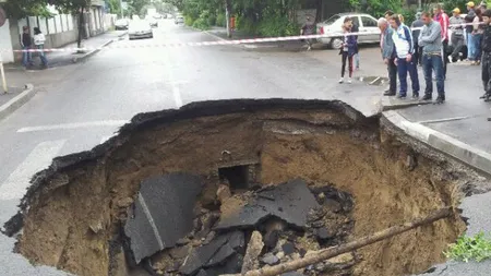 INCREDIBIL! Un CRATER cu diametrul de 10 metri a apărut pe o stradă din Galaţi GALERIE FOTO