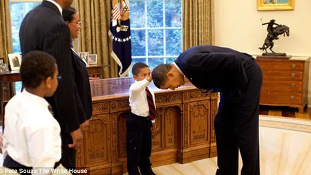 Fotografia care a făcut ocolul lumii: Obama în Biroul Oval, cu capul 