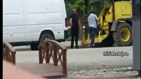 Un muncitor, filmat în timp ce fura motorină din utilajul firmei la care lucrează VIDEO