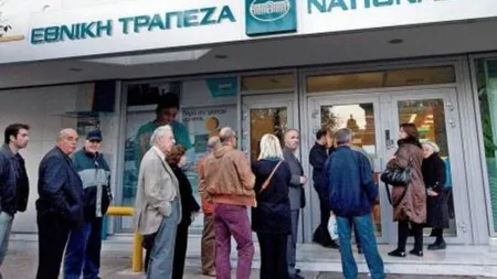 Grecii îşi retrag banii din bănci. Aproximativ 800 de milioane de euro pe zi